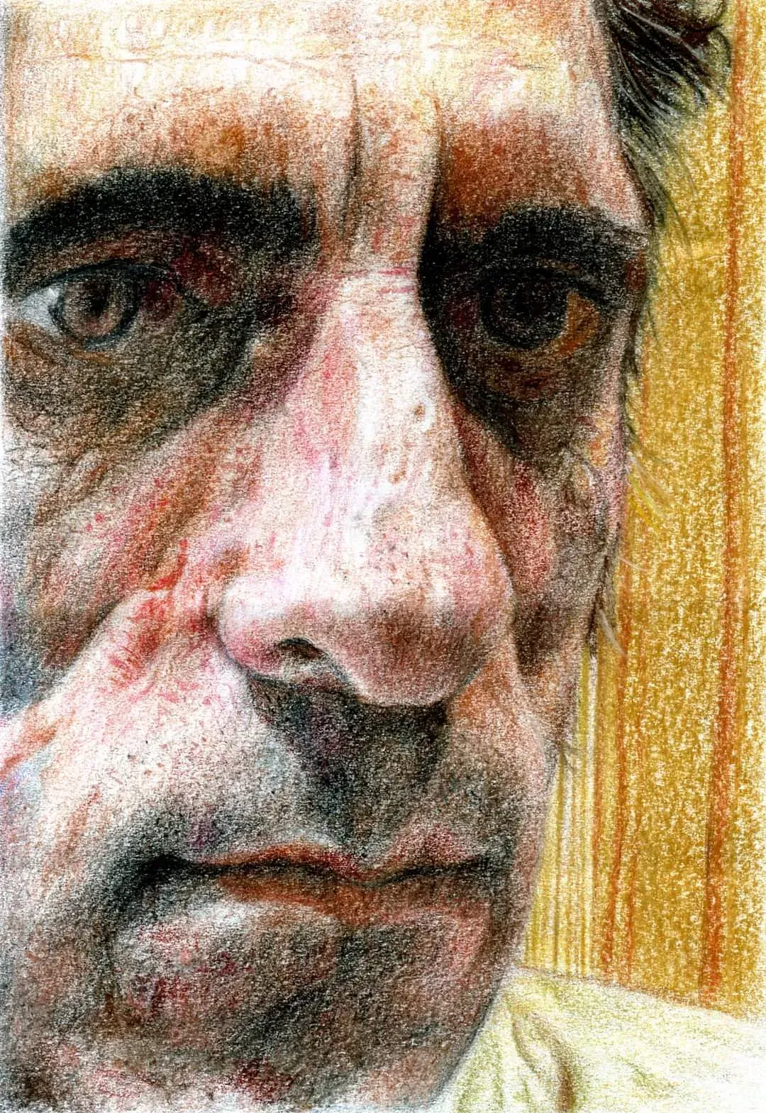 Un primer plano de la cara de un hombre con el dedo en la nariz.