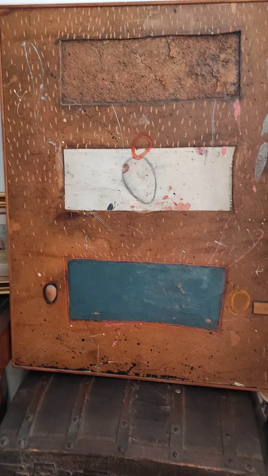 Un primer plano de una puerta de madera con una pizarra encima.