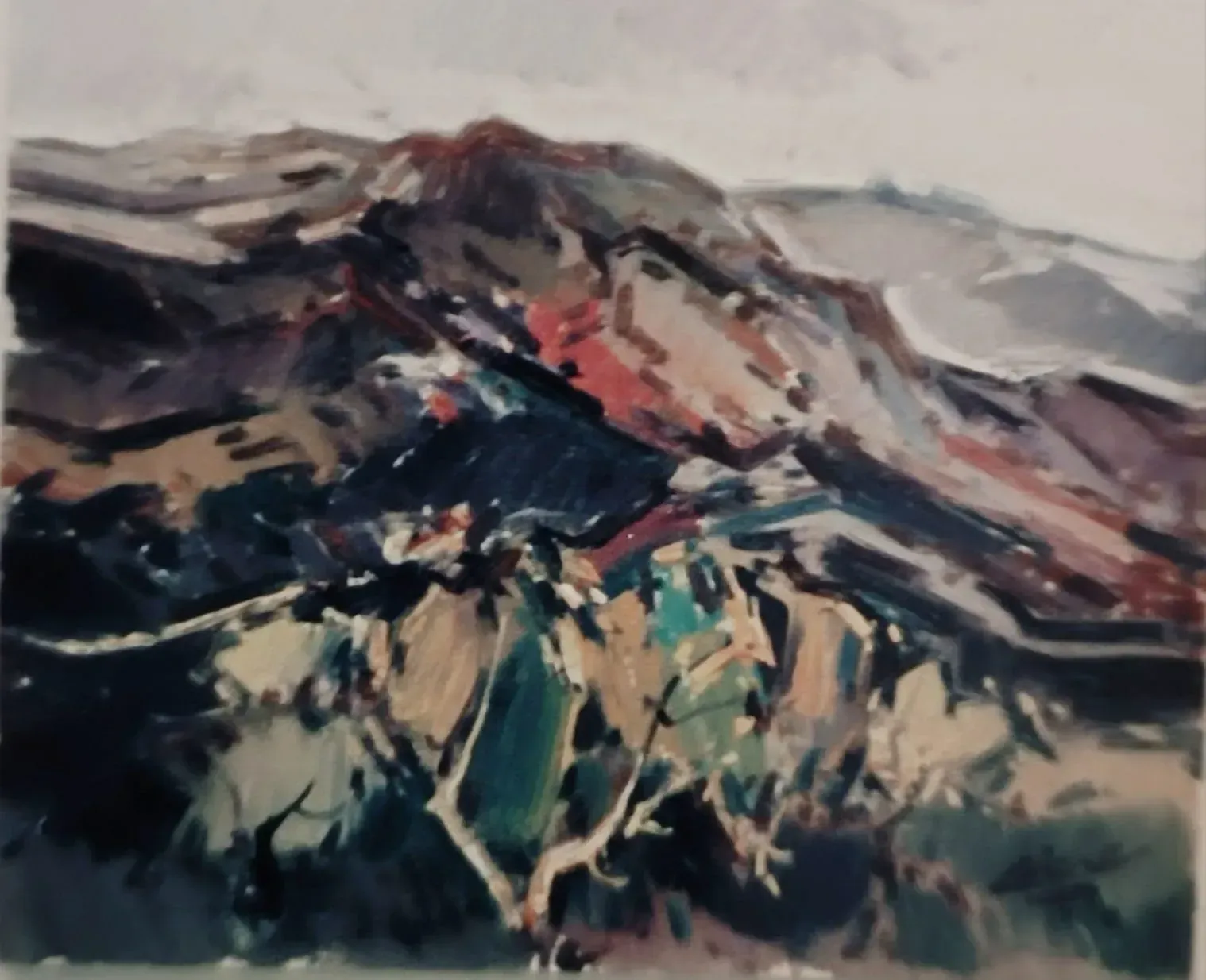 Una pintura de una montaña con árboles en primer plano.