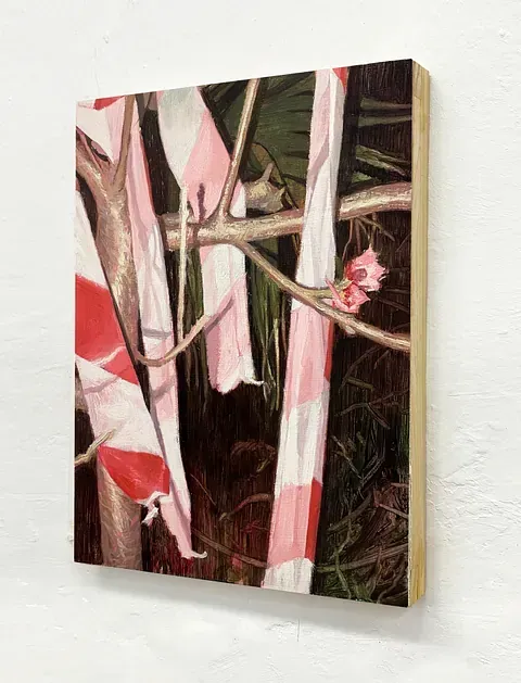 Una pintura de banderas rosas y blancas colgando de la rama de un árbol.