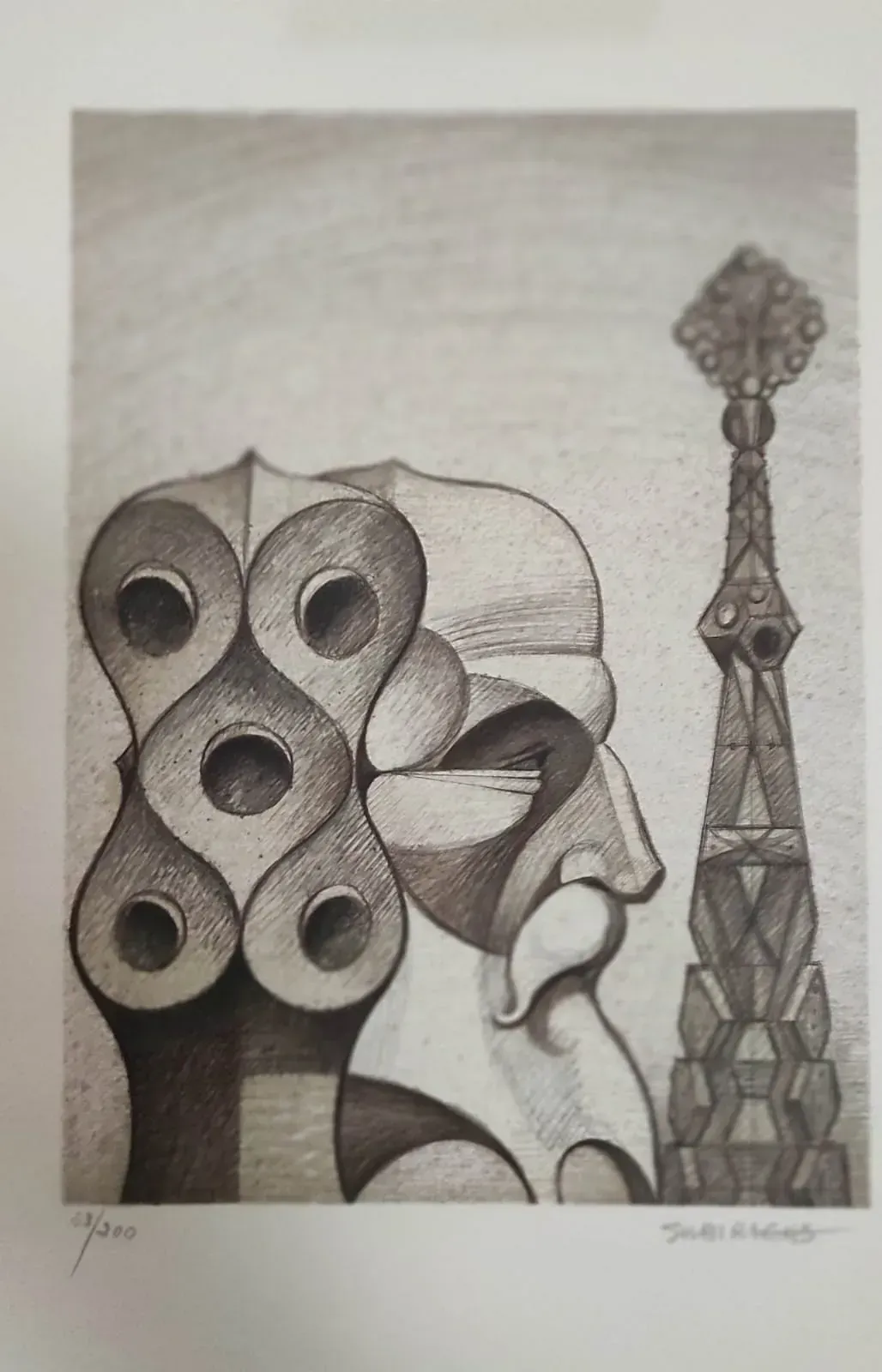 Un dibujo en blanco y negro de un hombre de pie junto a una torre.