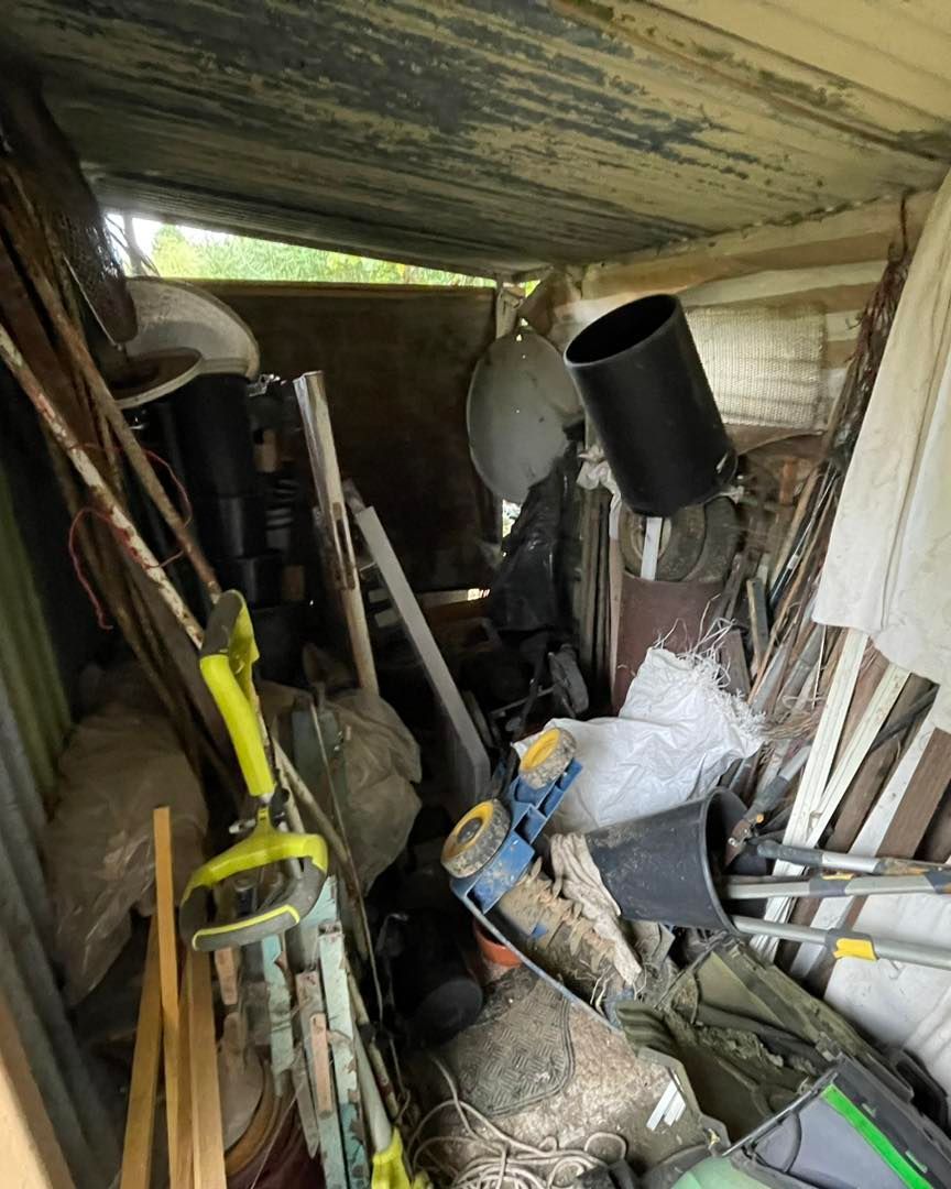 Espace de rangement encombré d'outils, d'équipements et d'objets.