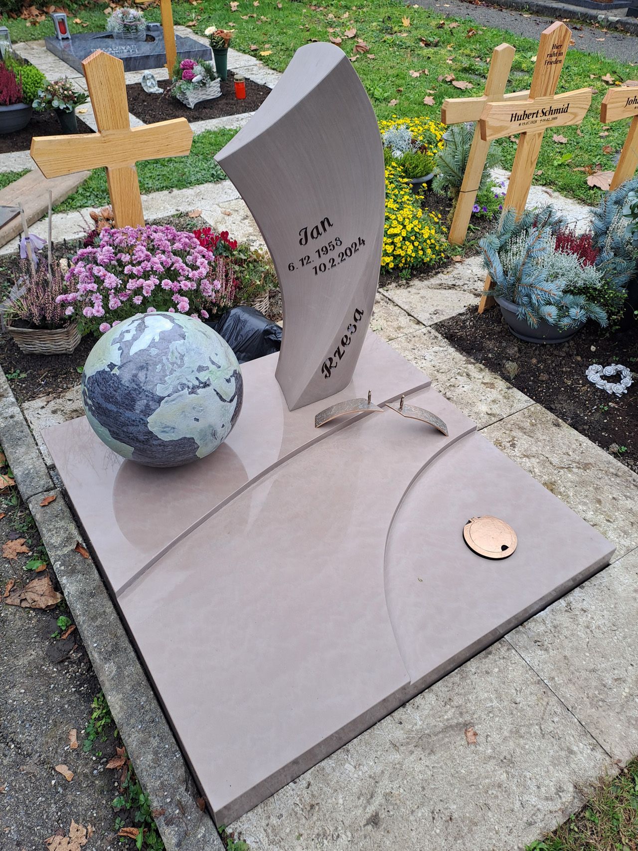 Urnen-Erdgrabstein mit Pflanzstelle