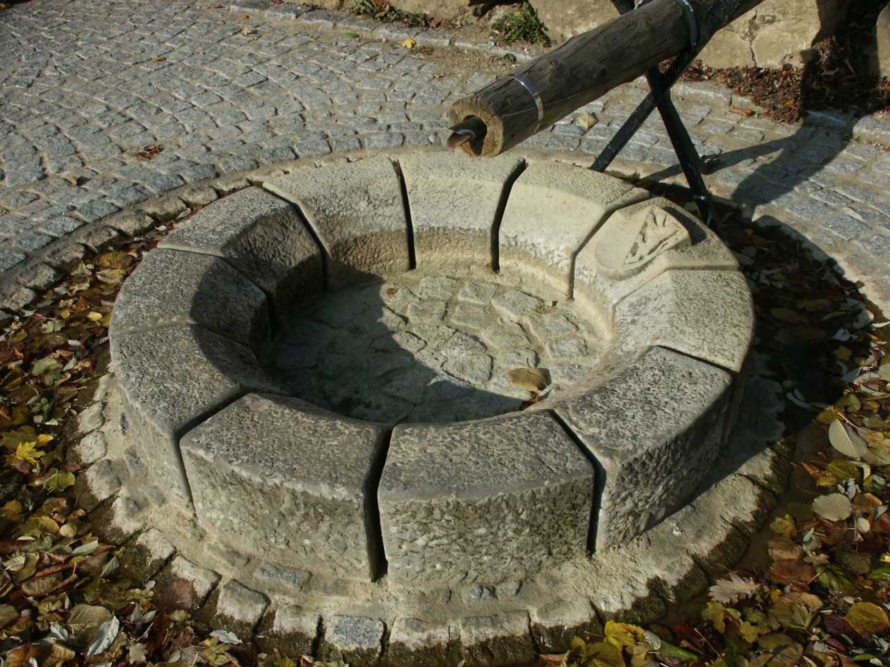 Ein Steinbrunnen, aus dem ein Bambusrohr herausragt