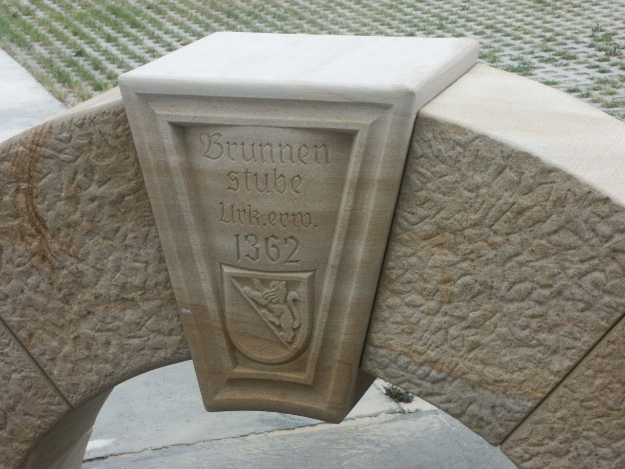 Eine Steintafel mit der Jahreszahl 1262