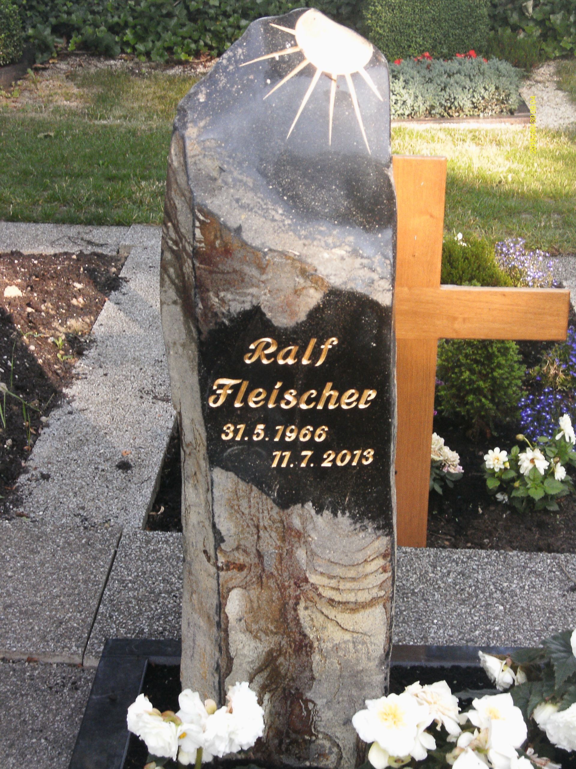 Ein Grabstein mit dem Namen Ralf Fleischee darauf