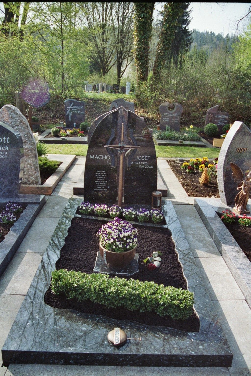 Ein Grab auf einem Friedhof mit dem Namen Matel darauf