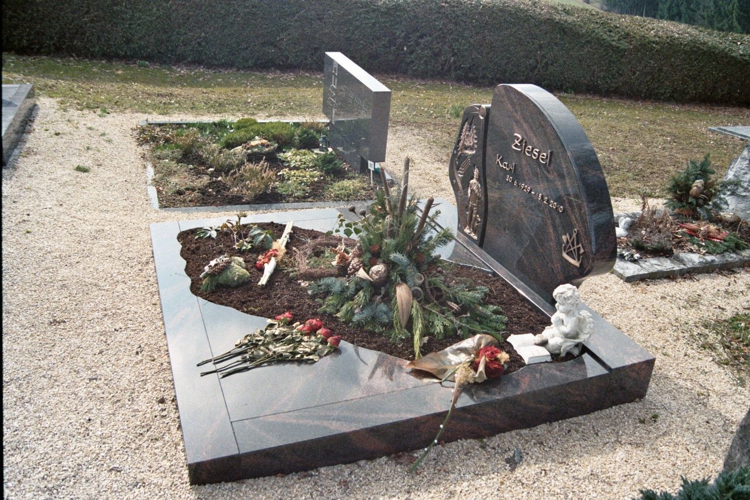 Ein Grab auf einem Friedhof mit Blumen darauf
