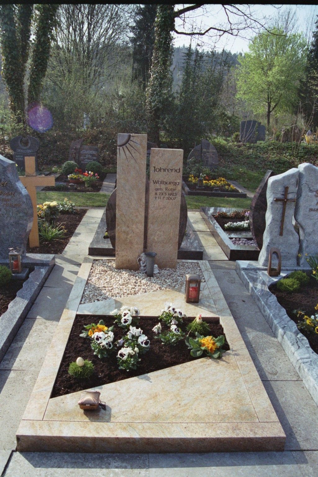 Ein Grab auf einem Friedhof mit Blumen und Kerzen