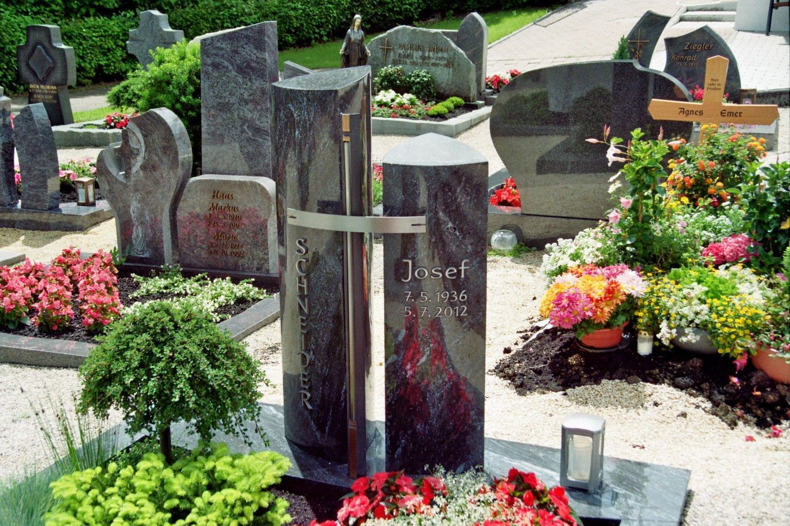 Ein Friedhof mit vielen Gräbern und Blumen