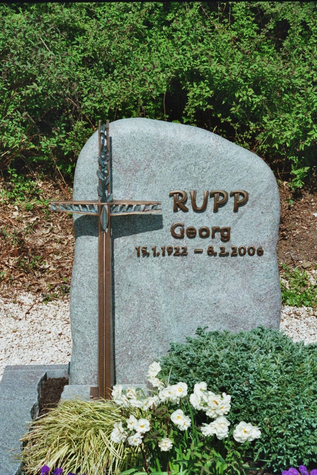 Ein Grabstein mit dem Namen Rupp darauf