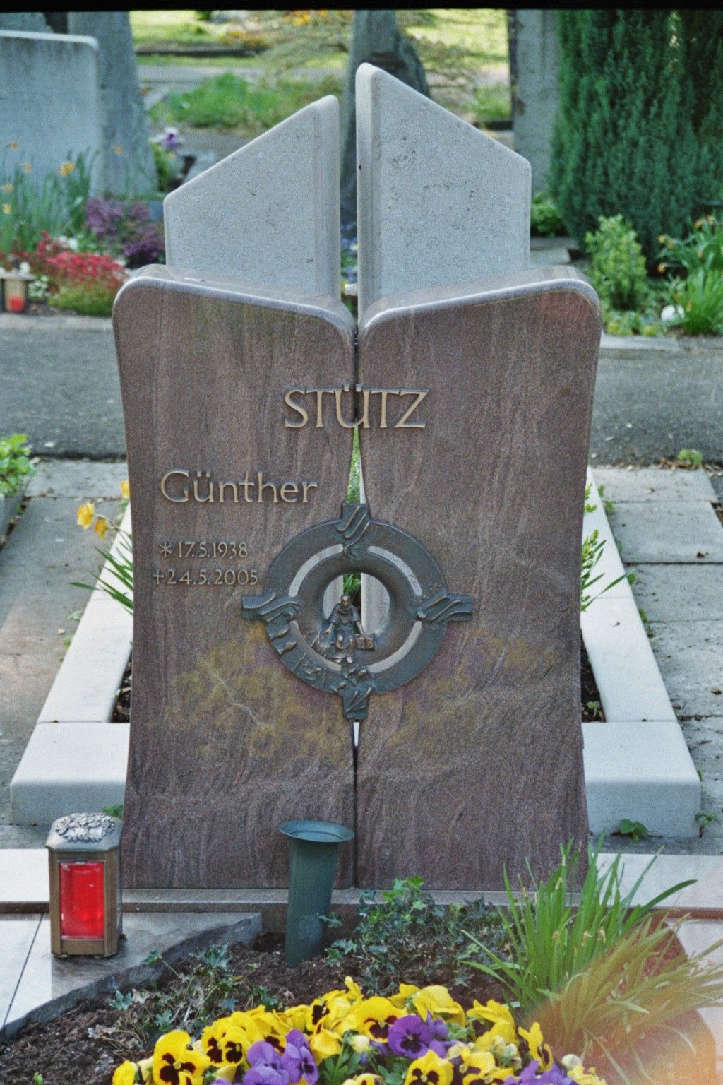 Ein Grabstein mit dem Namen Stutz darauf
