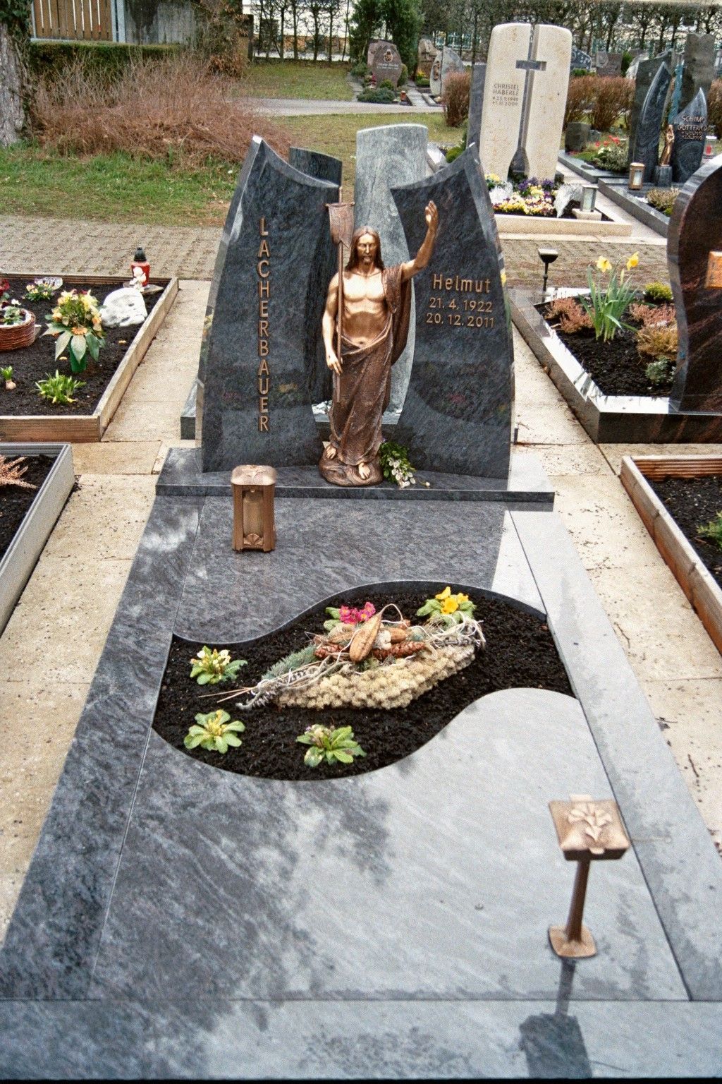 Ein Grab mit einer Frauenstatue darauf