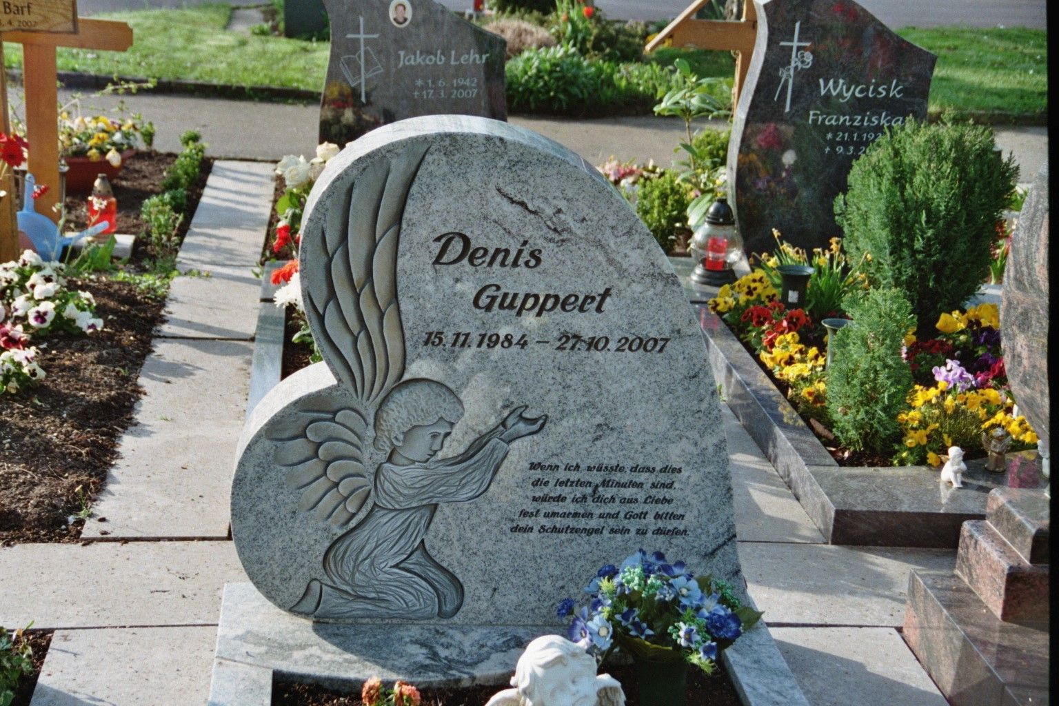 Ein herzförmiger Grabstein auf einem Friedhof für Denis Guppeet