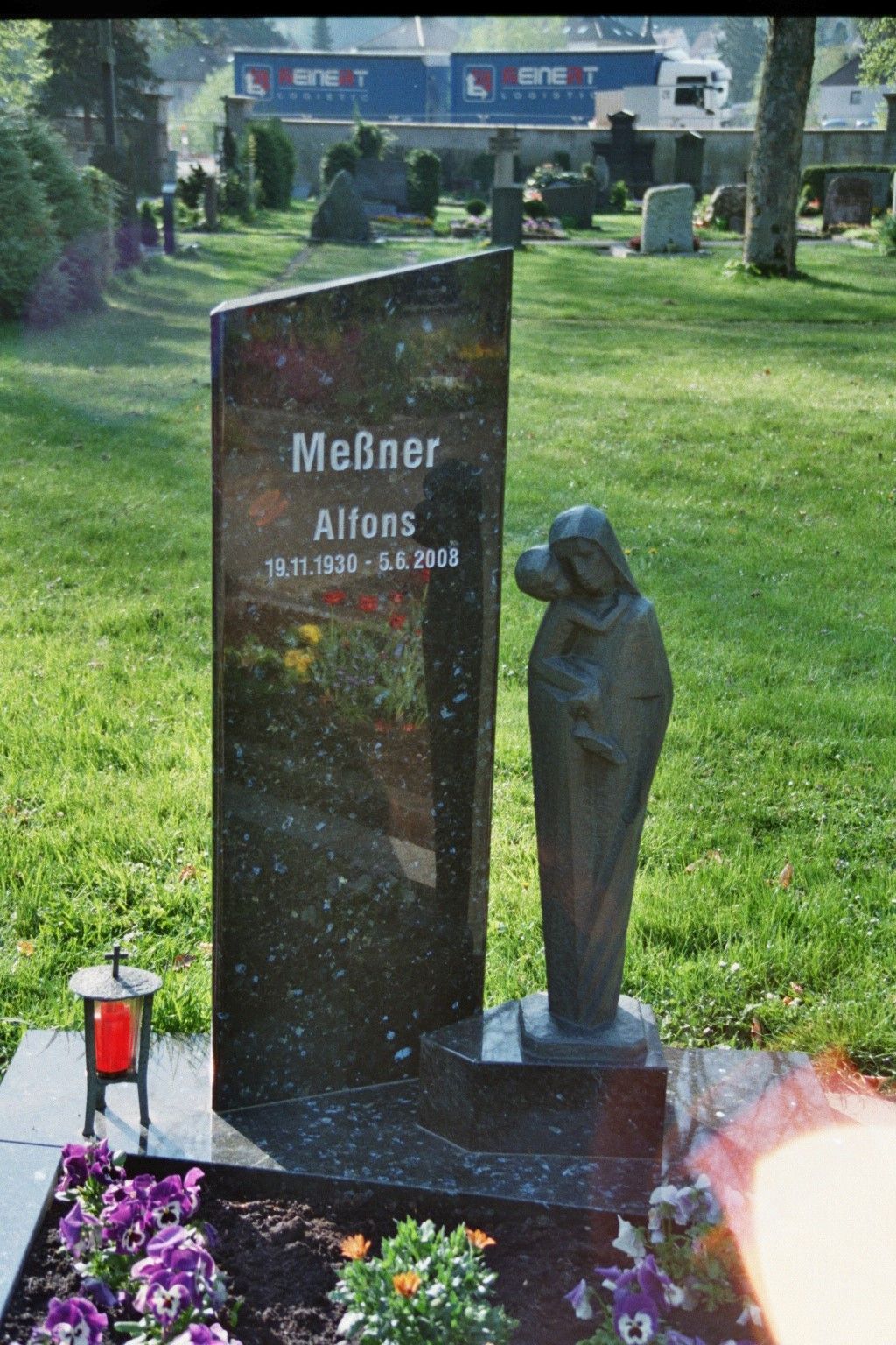 Eine Statue auf einem Friedhof mit dem Namen Megner darauf geschrieben