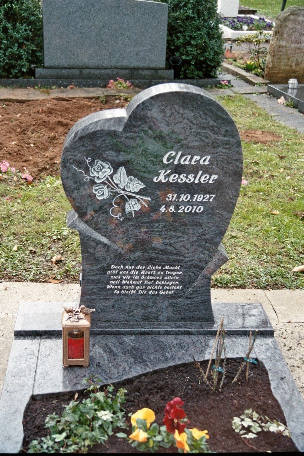 Ein Grabstein in Herzform für Clara Kessler