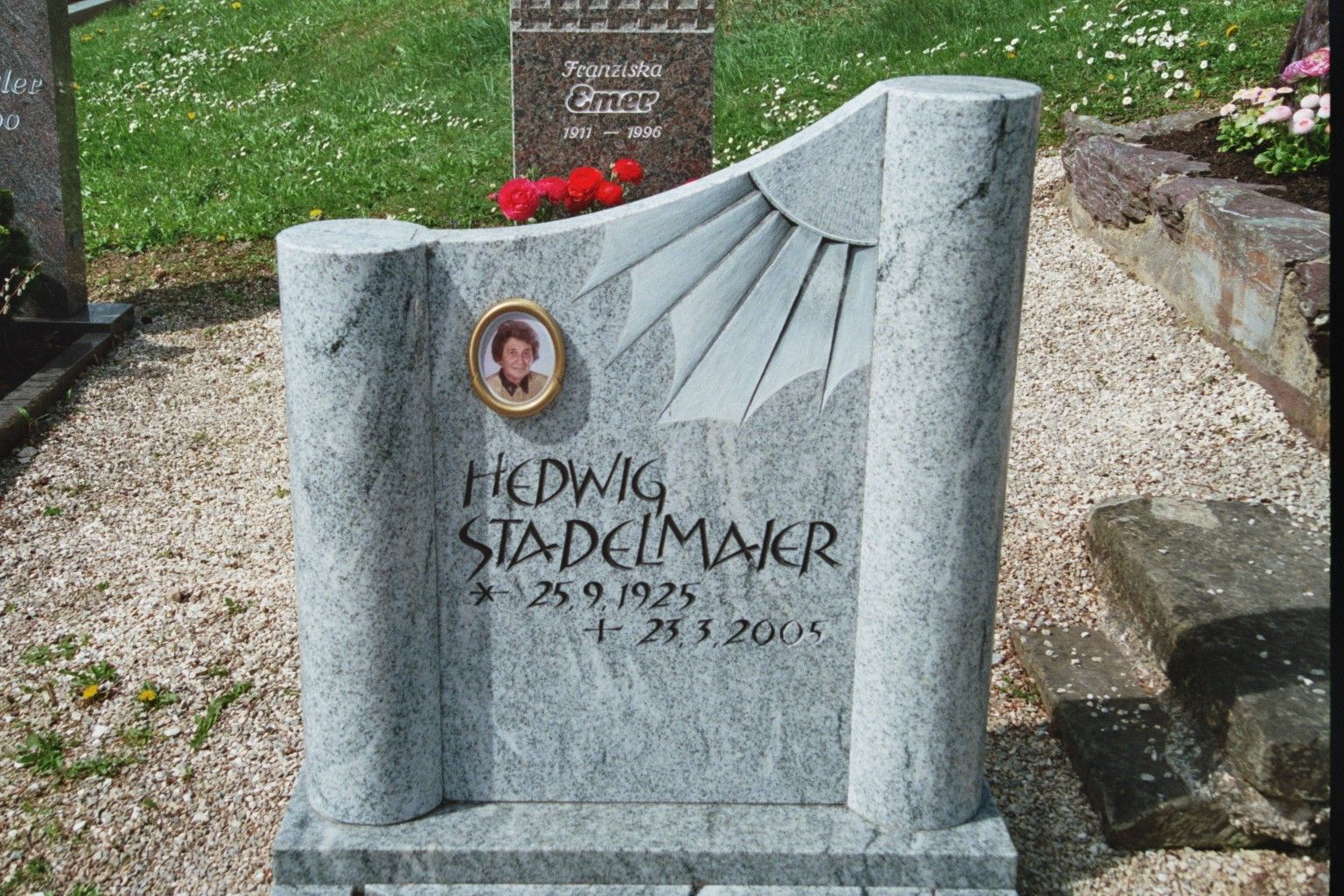 Ein Grabstein mit dem Namen Hedwig Stadelmakr darauf