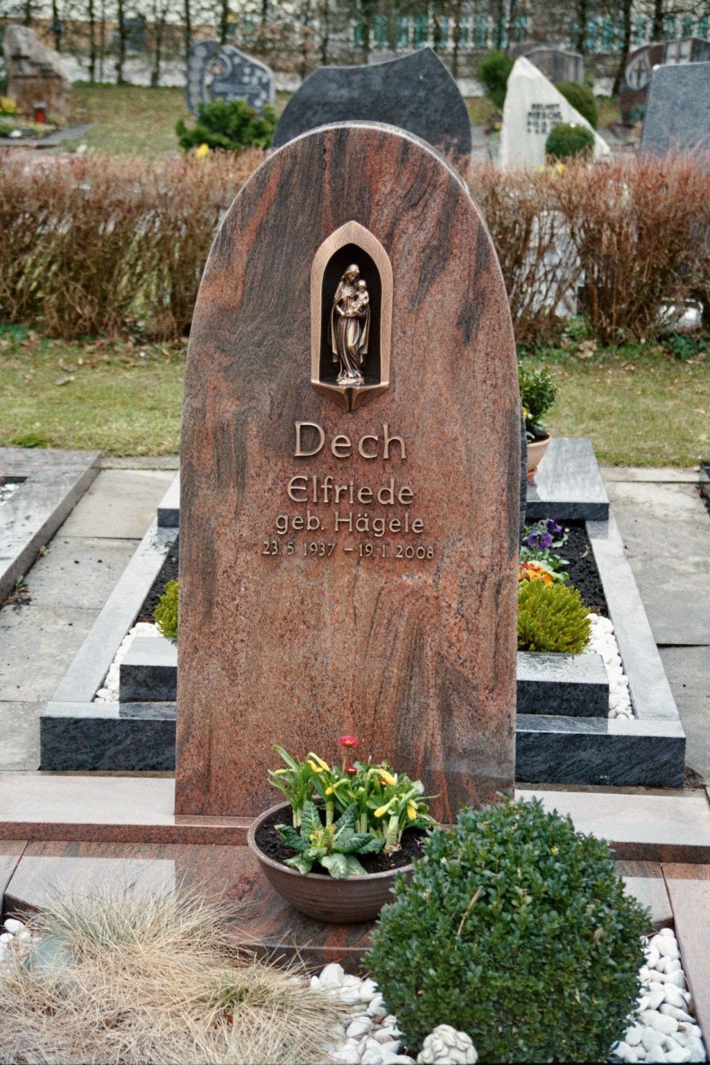 Ein Grabstein auf einem Friedhof mit dem Namen Deck darauf