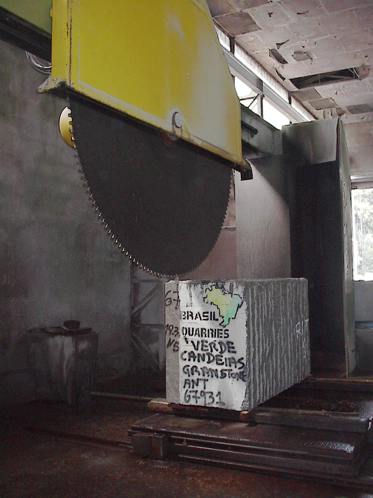 Eine große Kreissäge schneidet einen Betonblock mit der Aufschrift „Brasil“
