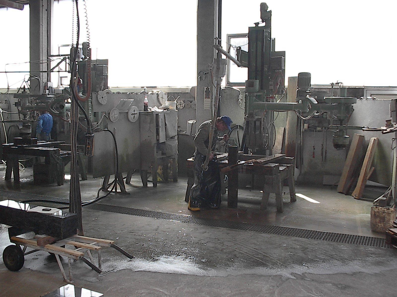 Ein Mann arbeitet an einer Maschine in einer Fabrik