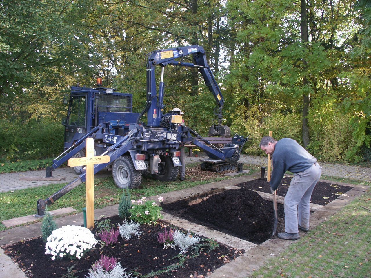 Ein Mann gräbt ein Grab auf einem Friedhof