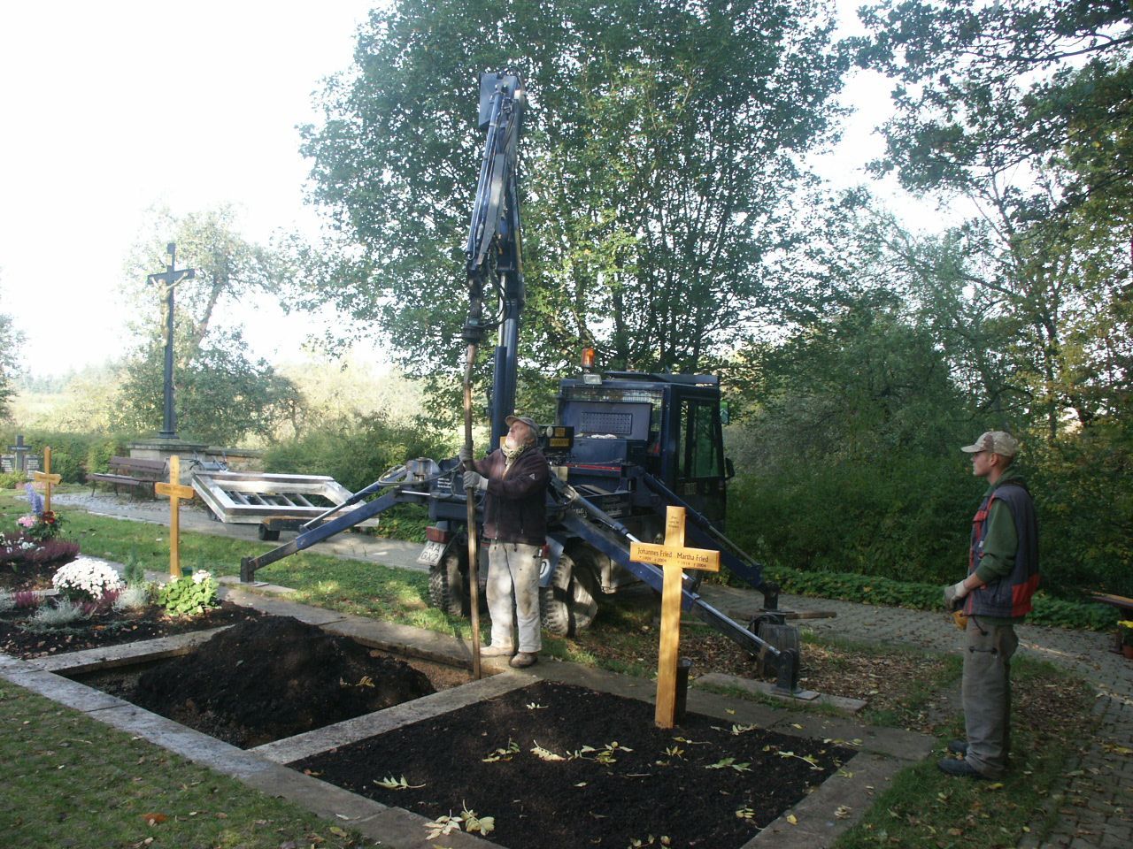Eine Gruppe von Leuten arbeitet auf einem Friedhof.