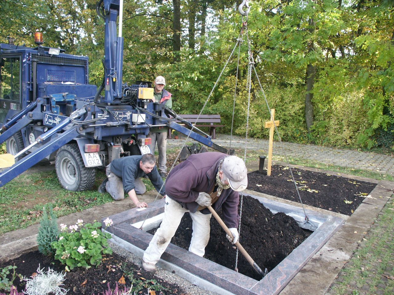 Eine Gruppe Männer gräbt auf einem Friedhof ein Grab.