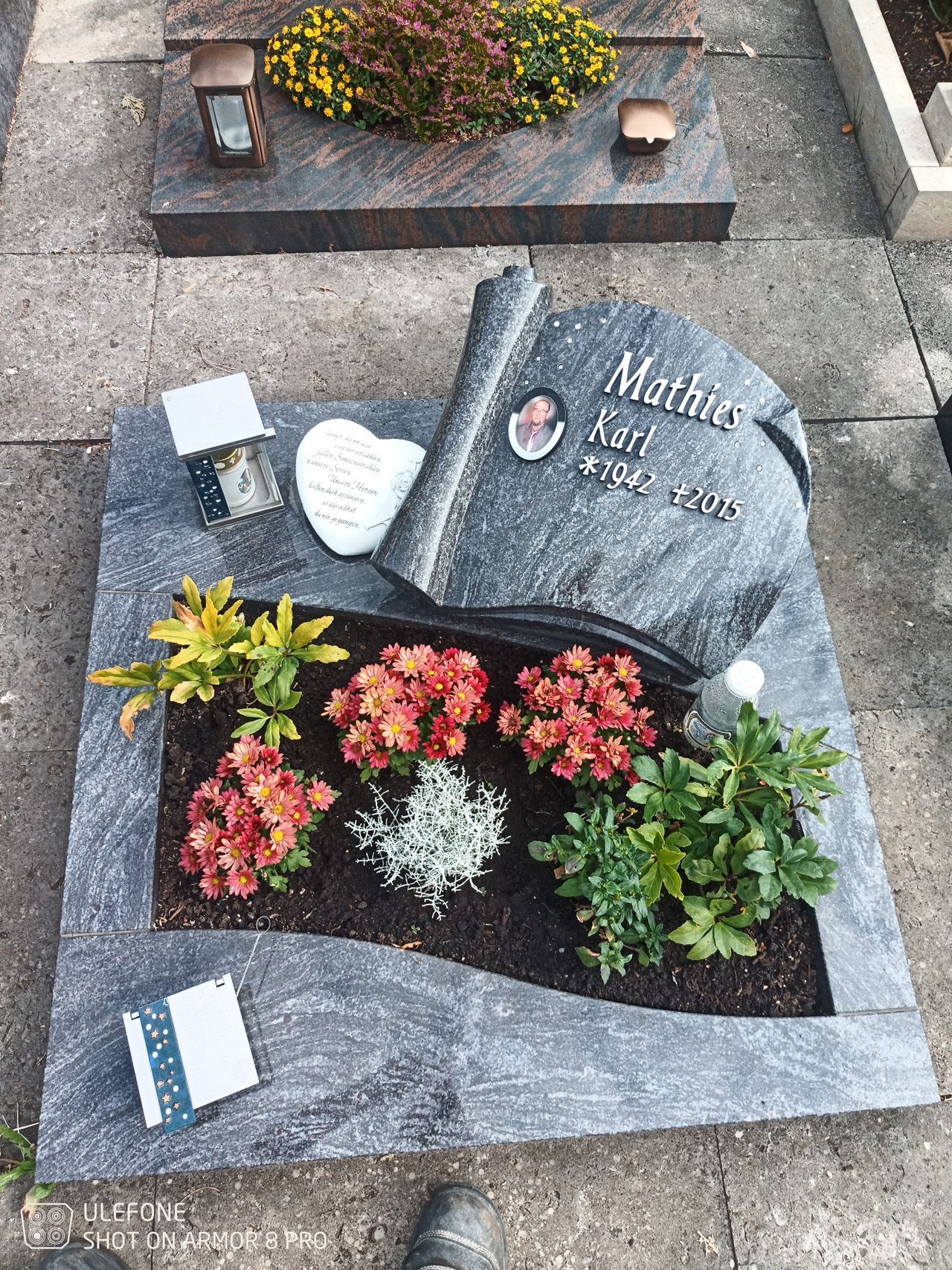 Urnen-Erdgrabstein mit Pflanzschale