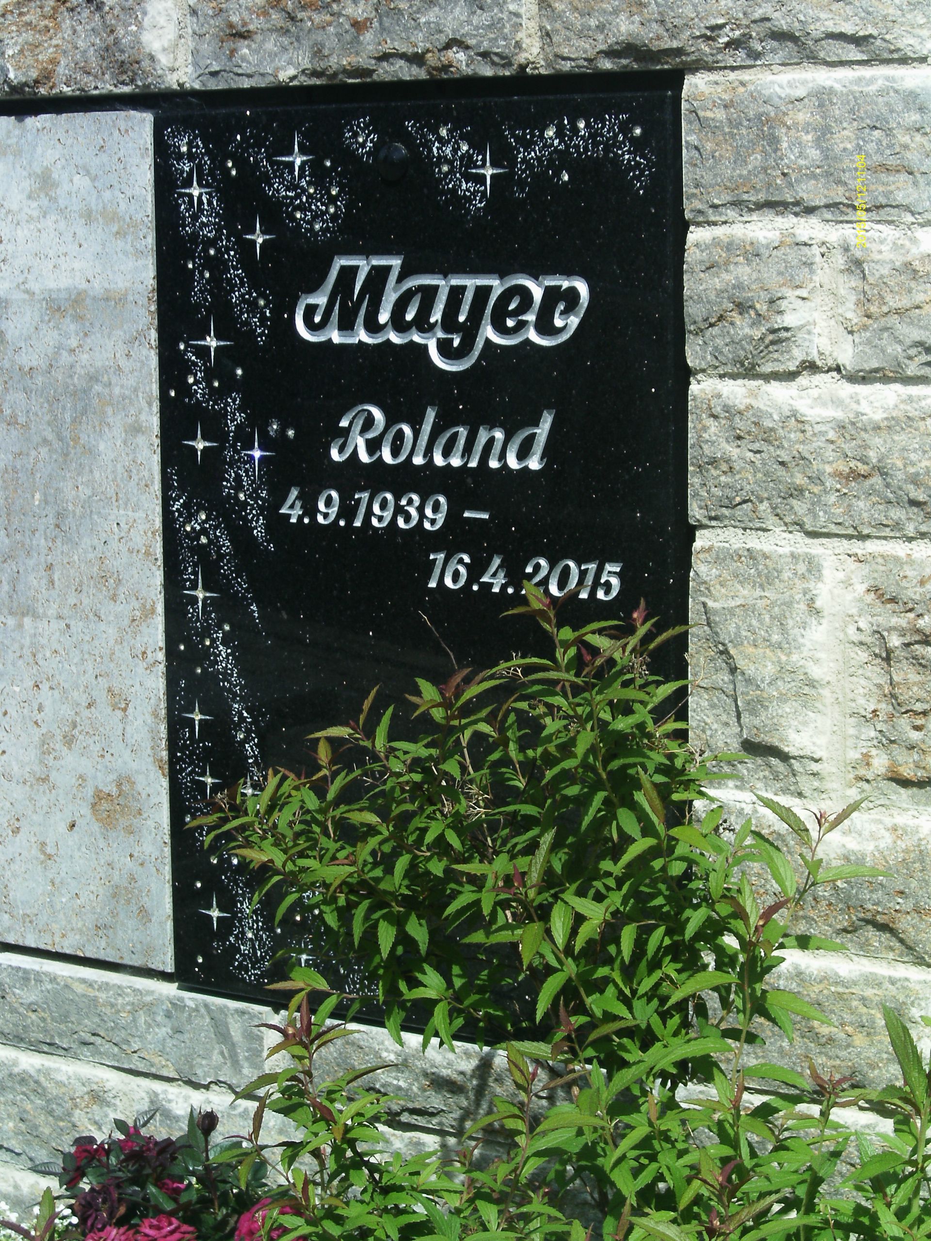 Ein schwarzer Grabstein mit dem Namen Mayer Roland darauf