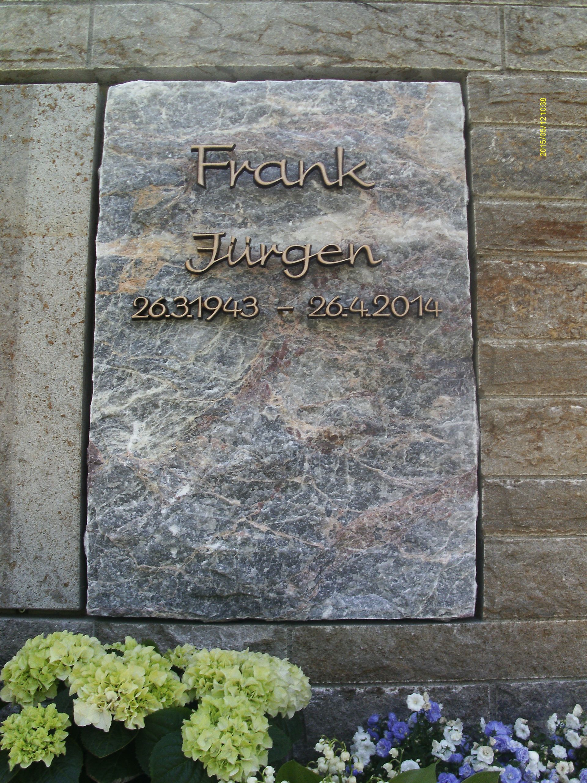 Ein Grabstein mit dem Namen Frank darauf