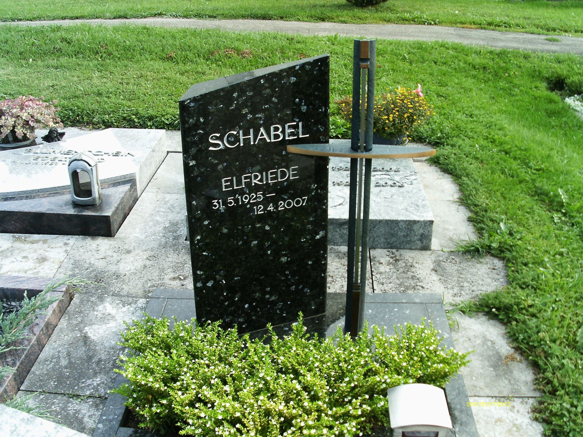 Ein schwarzer Grabstein mit dem Namen Schabel darauf