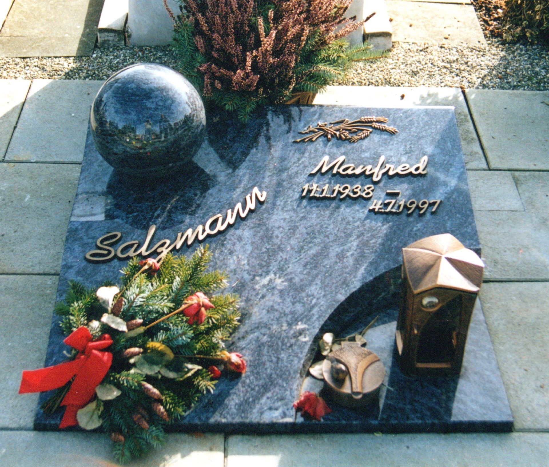 Ein Grab mit dem Namen Salzmann darauf