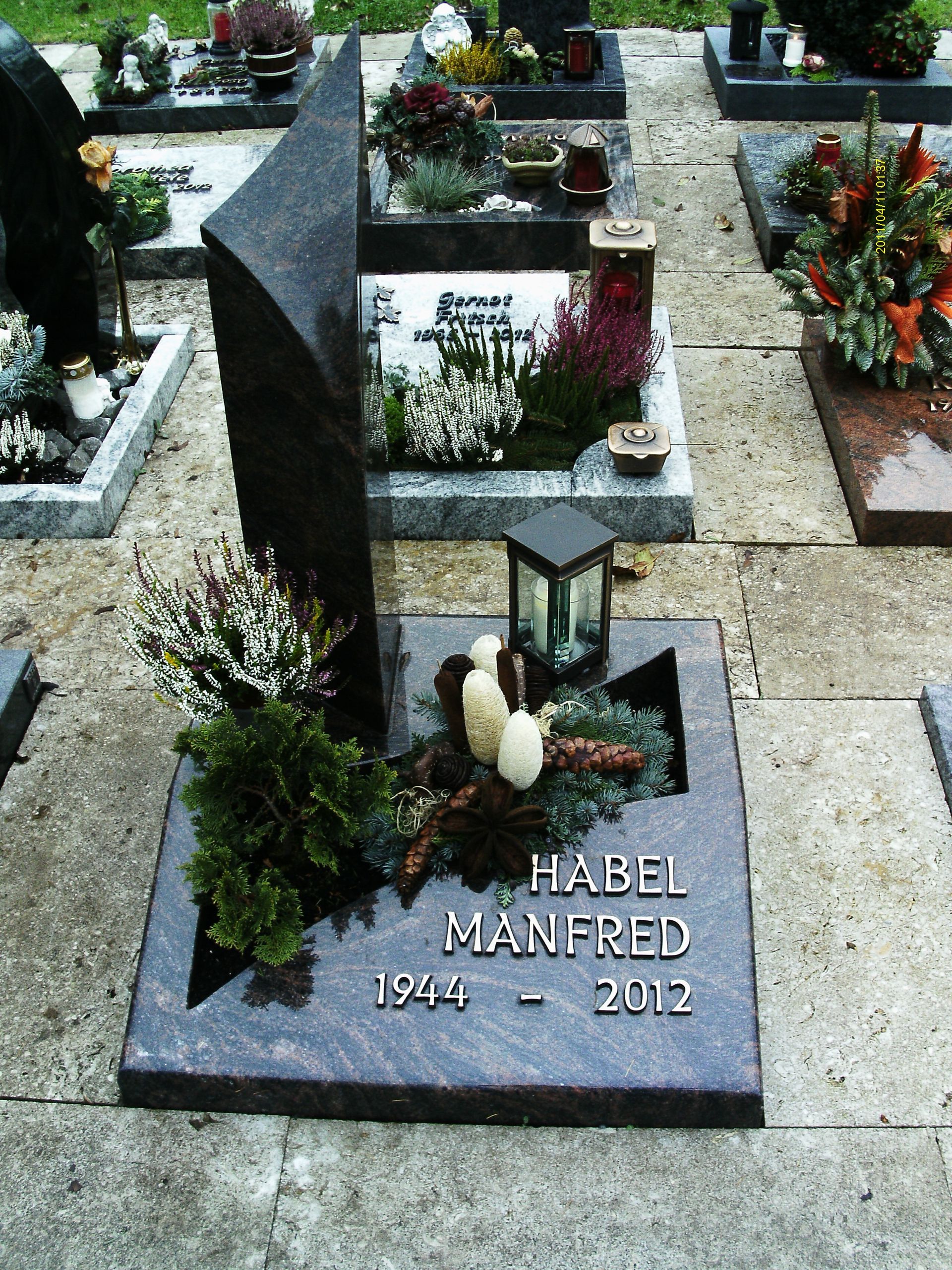 Ein Grabstein mit dem Namen Habel Manfred darauf