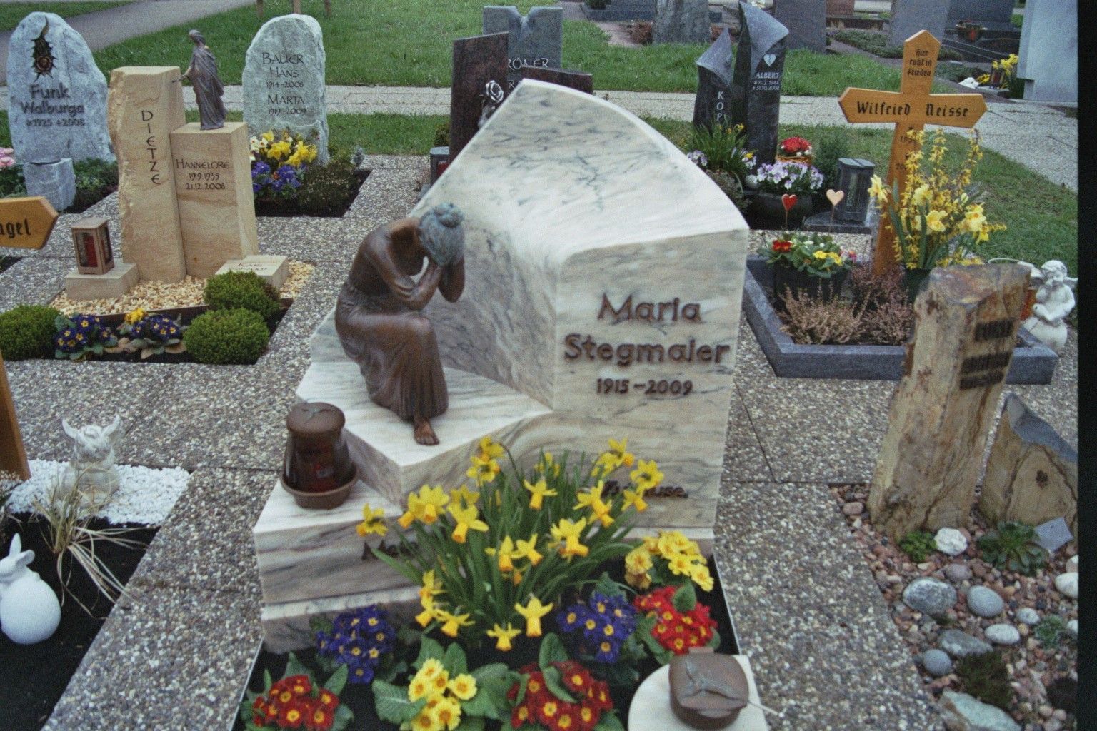 Ein Friedhof mit vielen Gräbern, darunter eines für Maria Stegmaler