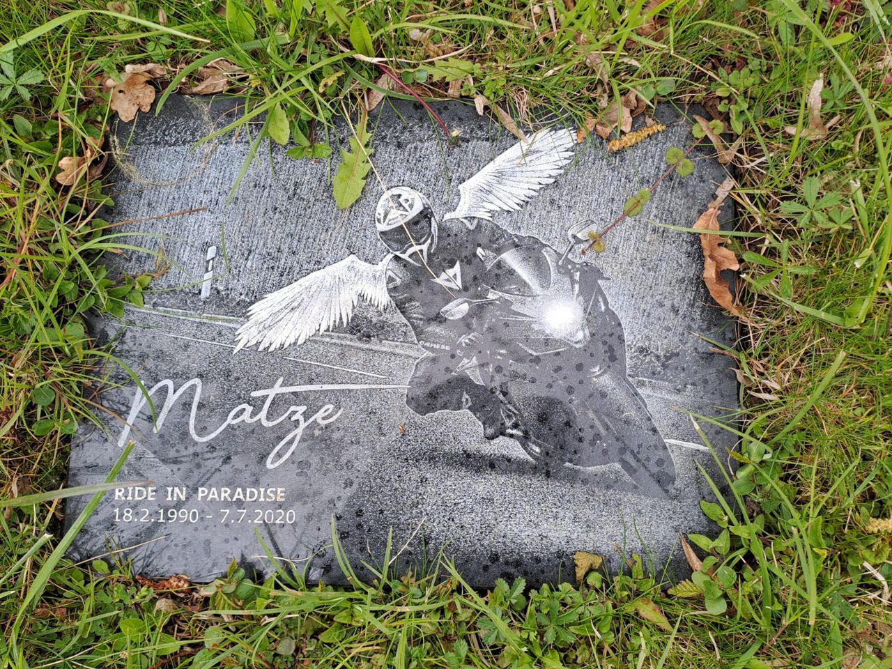 Urnen-Wiesengrab mit Herz, Doppelgrab