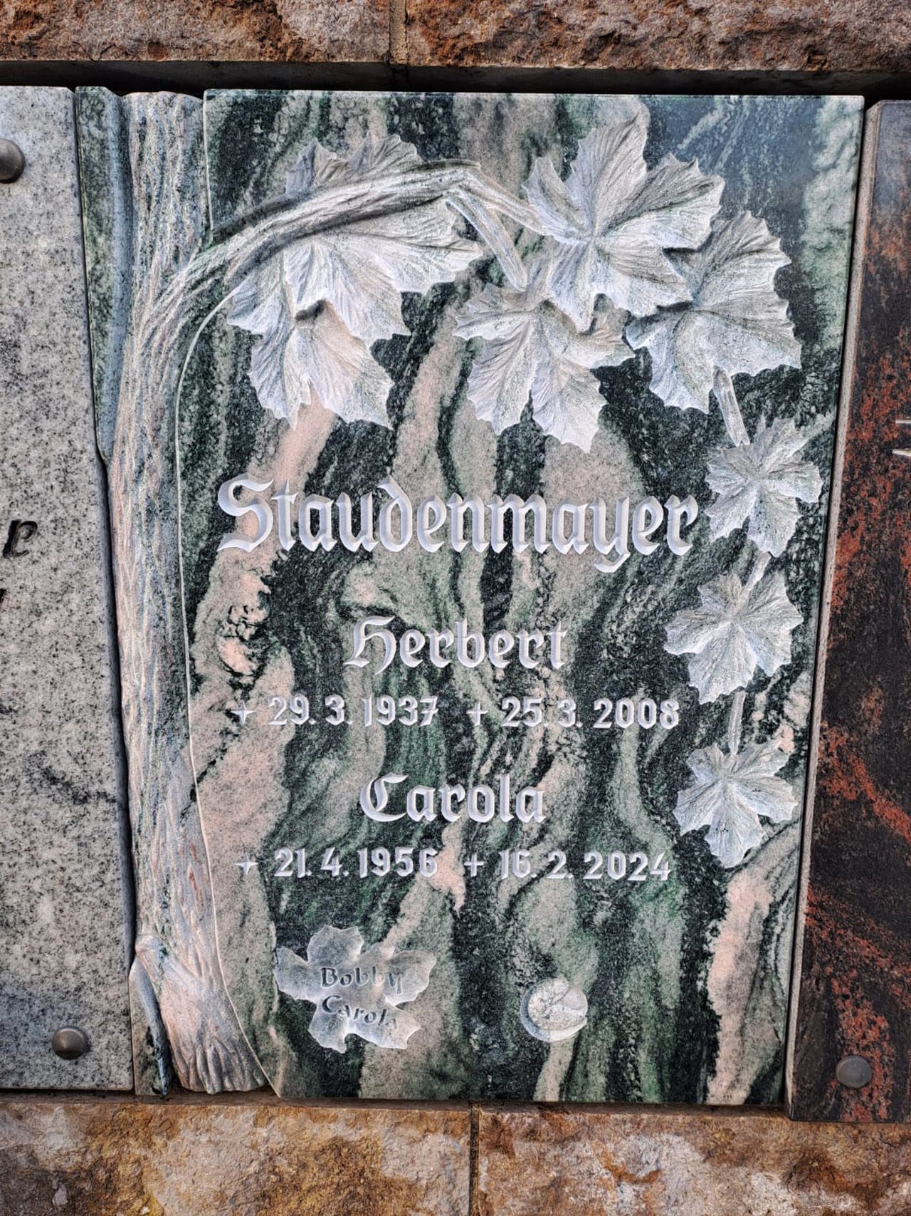 Urnenwand-Grabstein mit Blättern