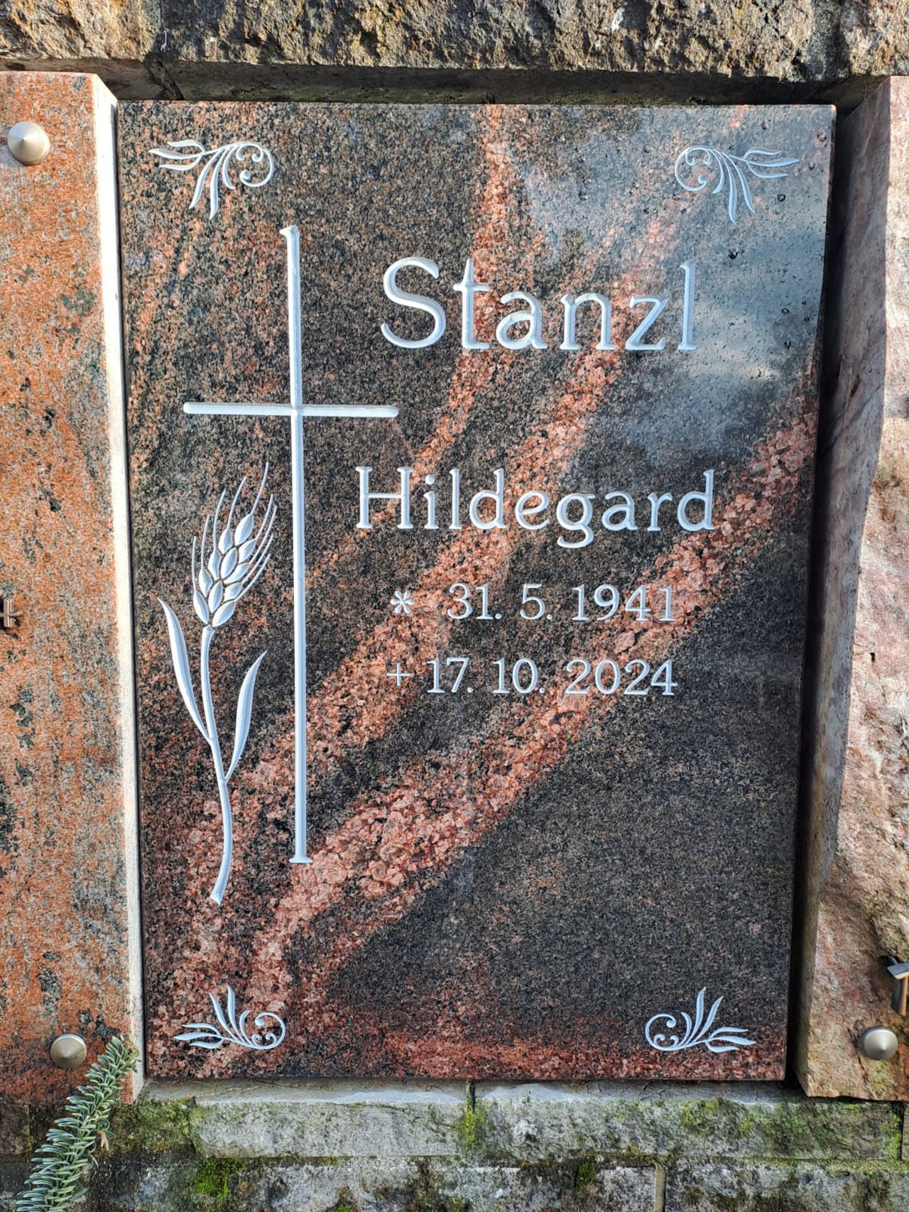 Urnenwand-Grabstein mit Kreuz und Ähre