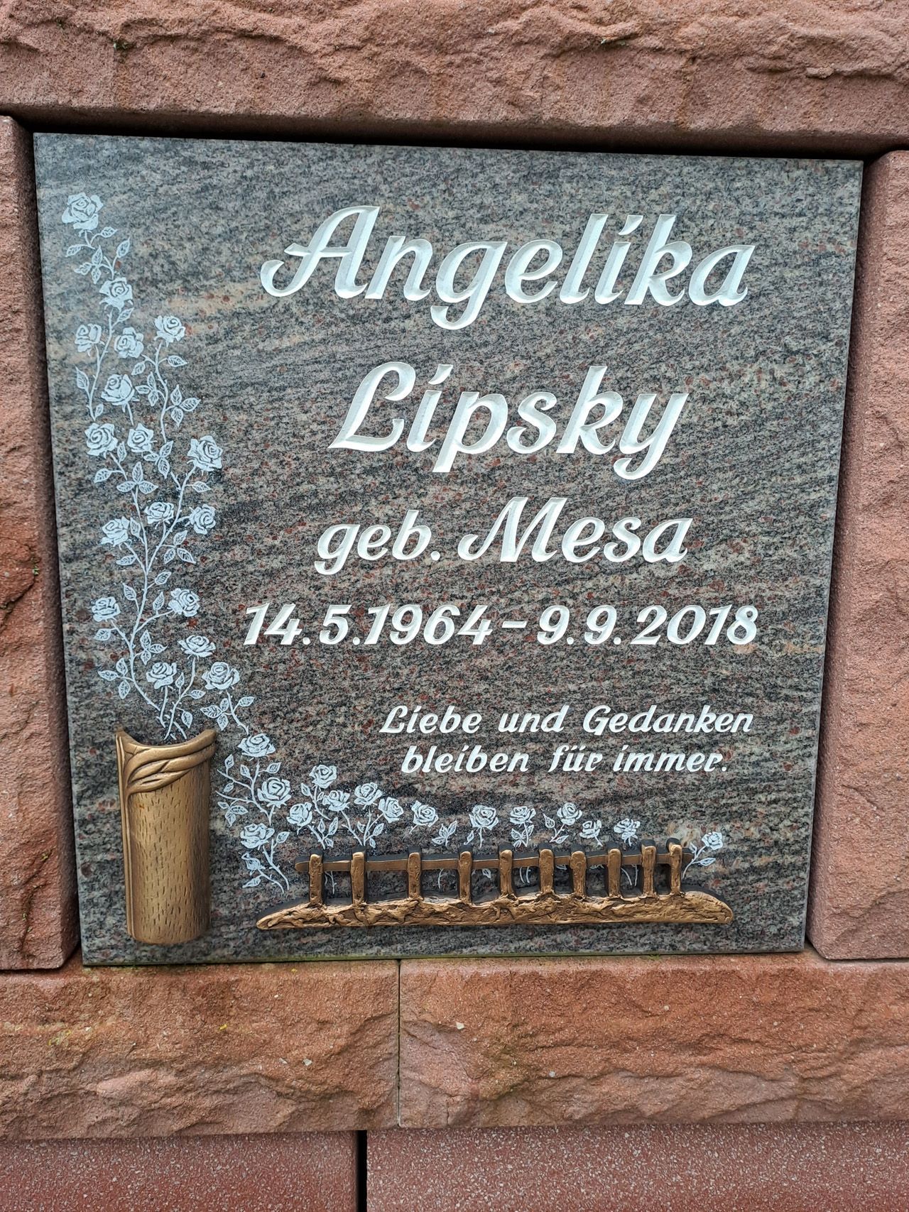 Urnenwand-Grabstein mit Kreuz und Ähre