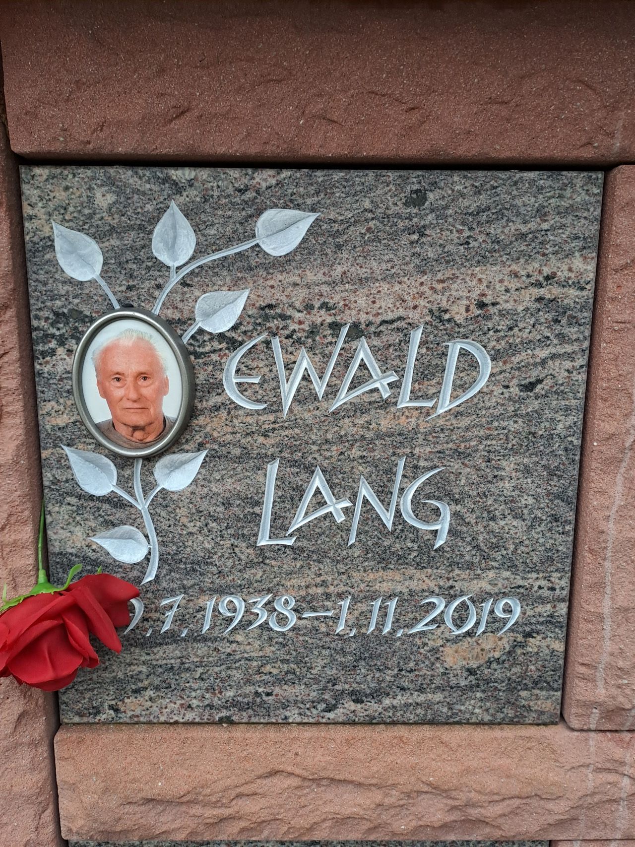 Urnenwand-Grabstein mit Foto