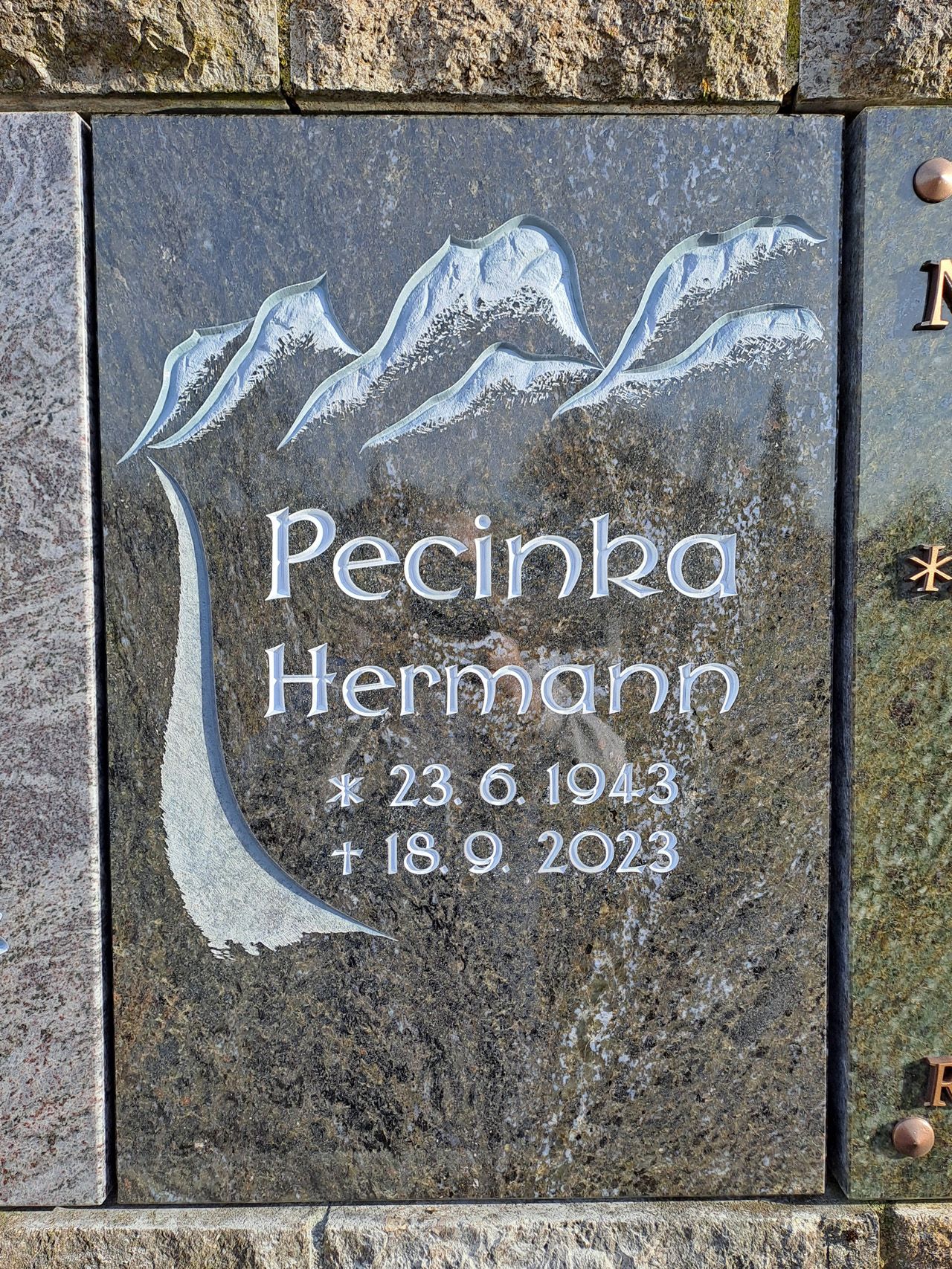 Urnenwand-Grabstein mit Bergen