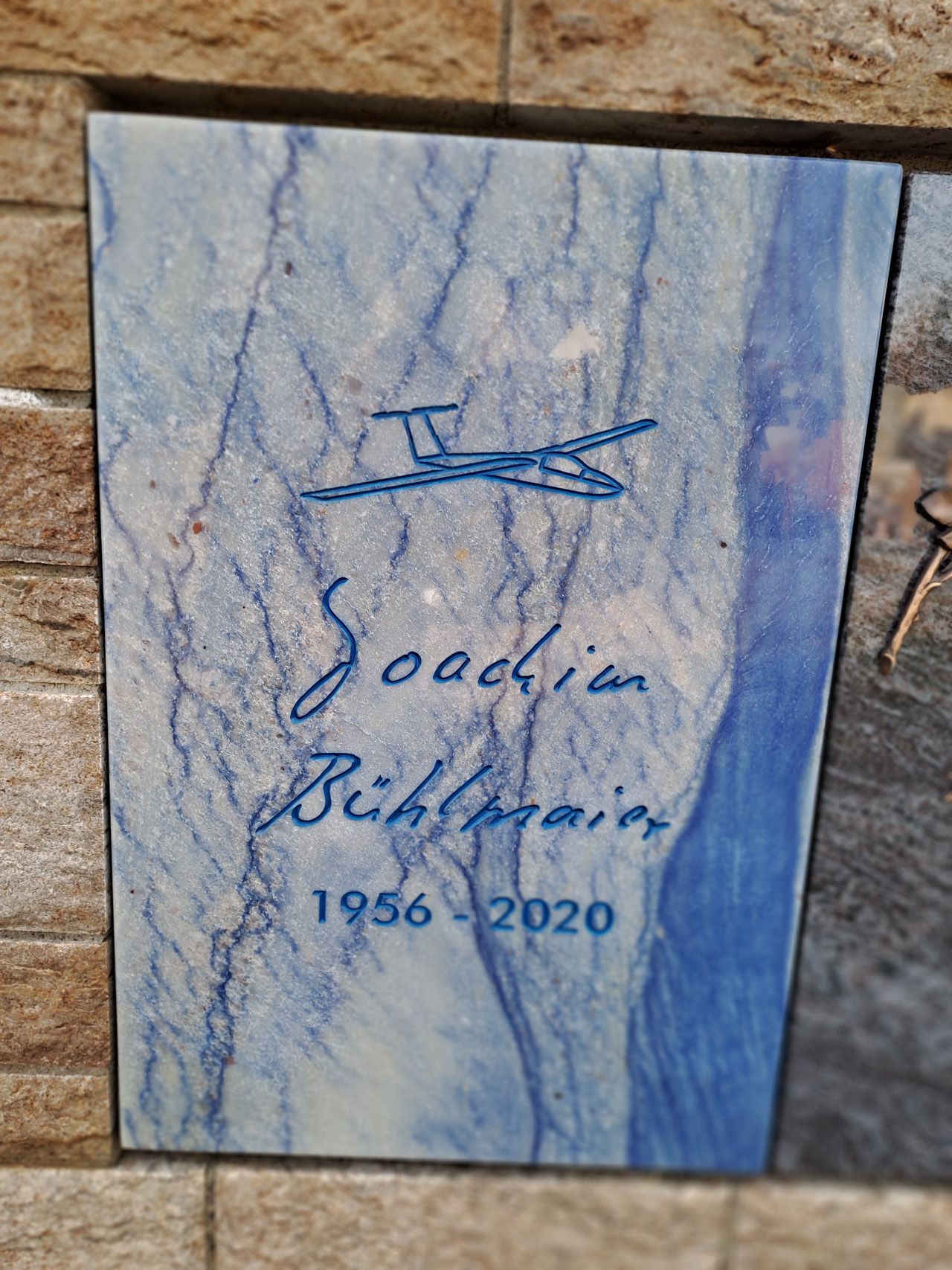 Urnenwand-Grabstein mit Betenden Händen, aufgesetzt