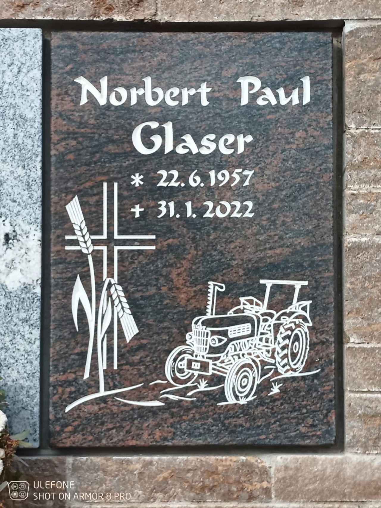 Urnenwand-Grabstein mit Vase