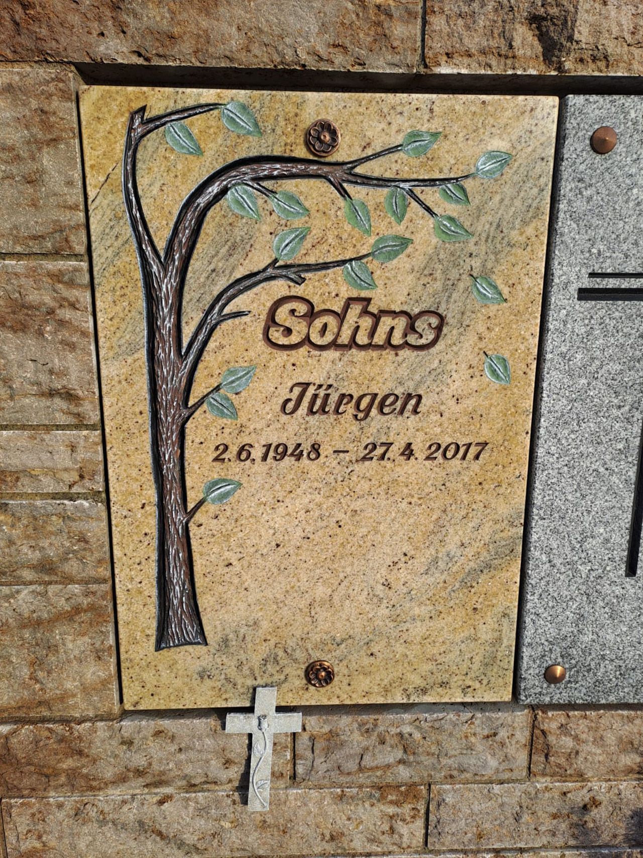 Urnenwand-Grabstein mit Kreuz