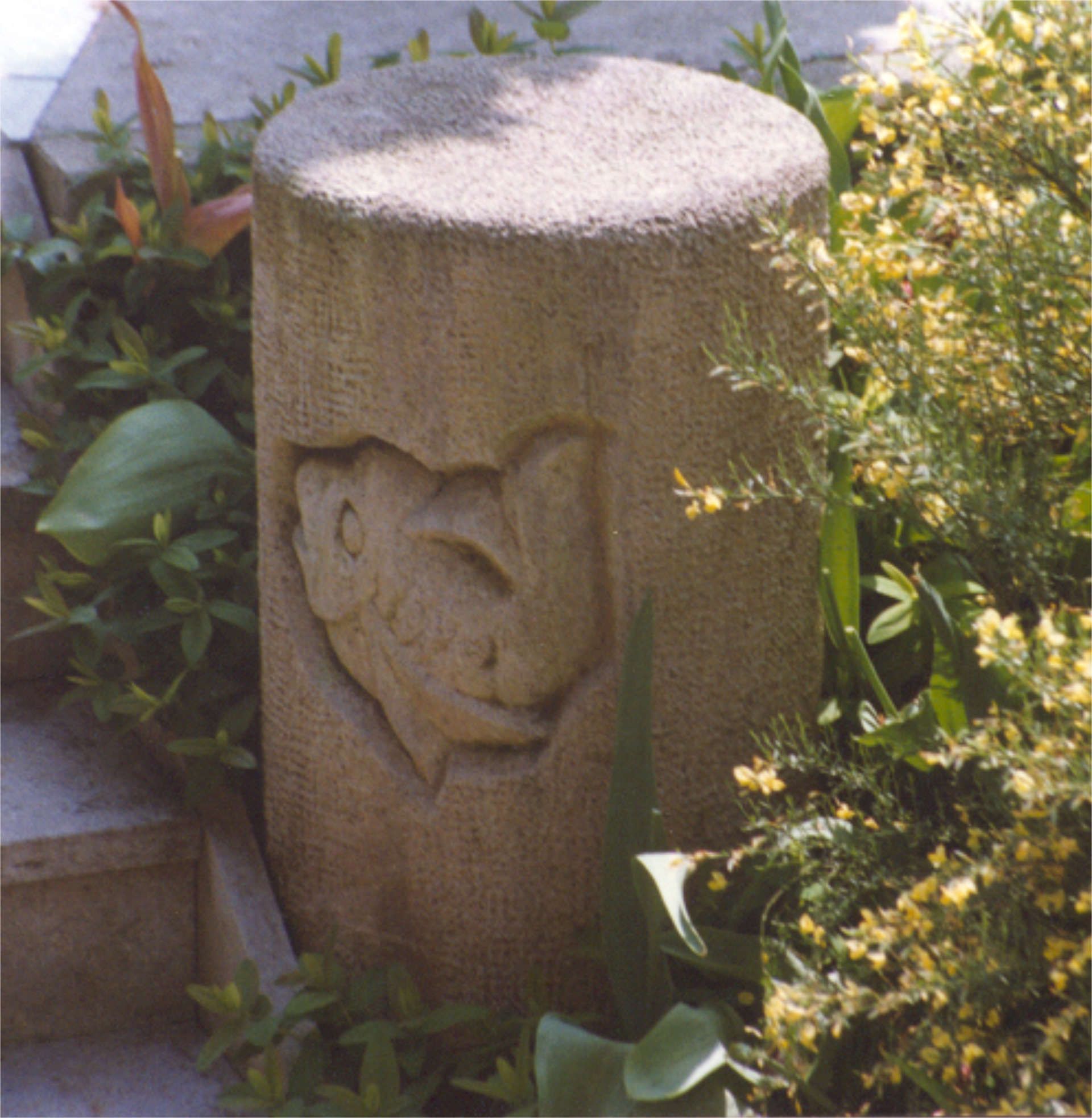 Säule aus Tuff, mit eingearbeitetem Ornament vertieft-erhaben gehauen.