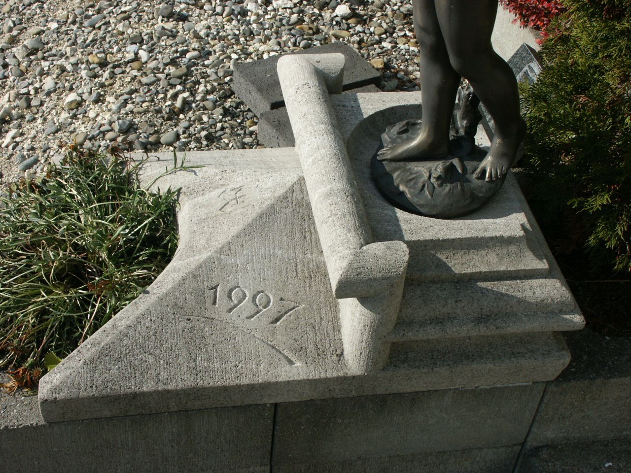 Profilbasis aus Muschelkalk zur Montage einer Bronzefigur.