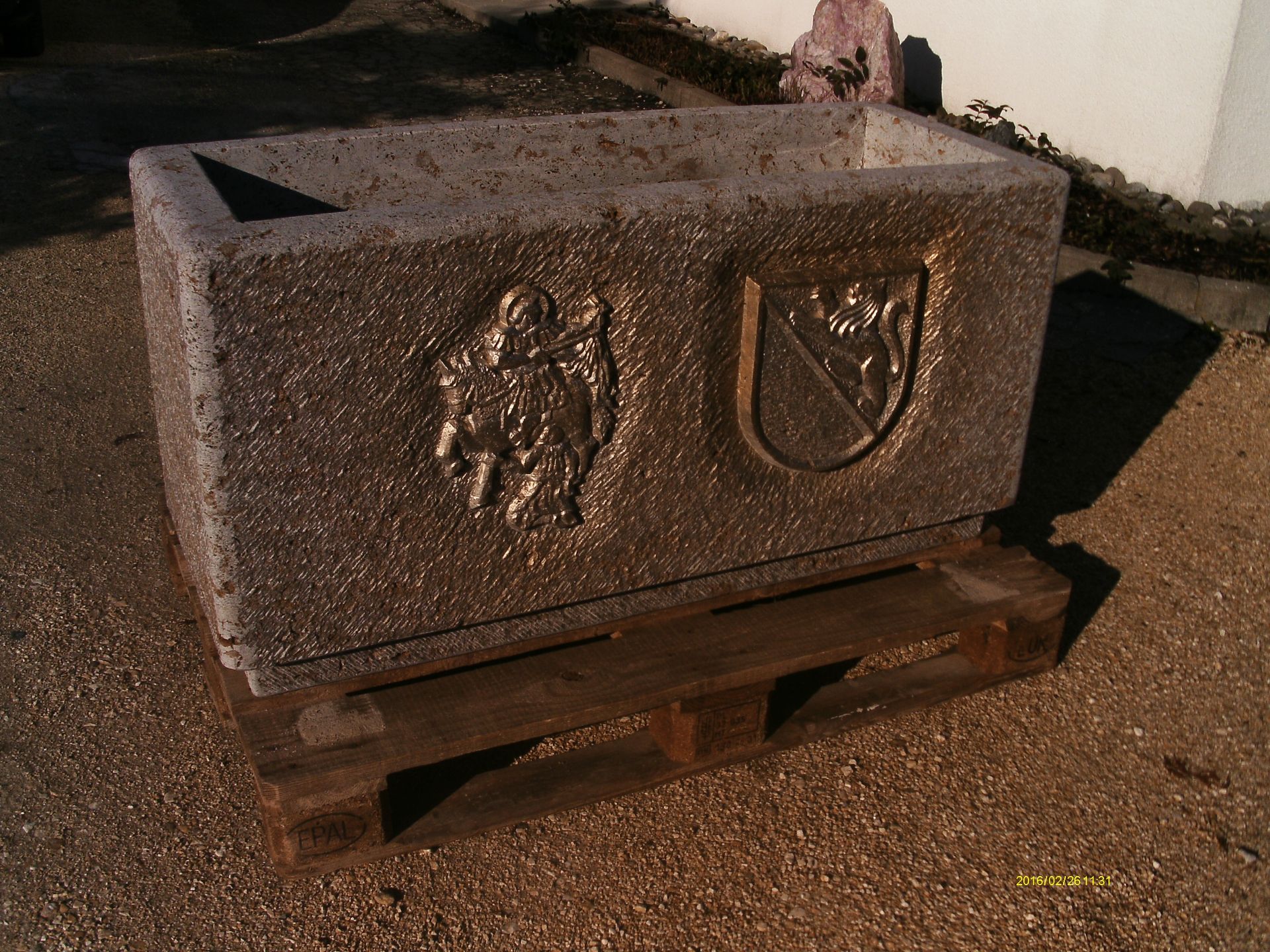 Pflanztrog aus Muschelkalk, mit Wappen und Ornamentik