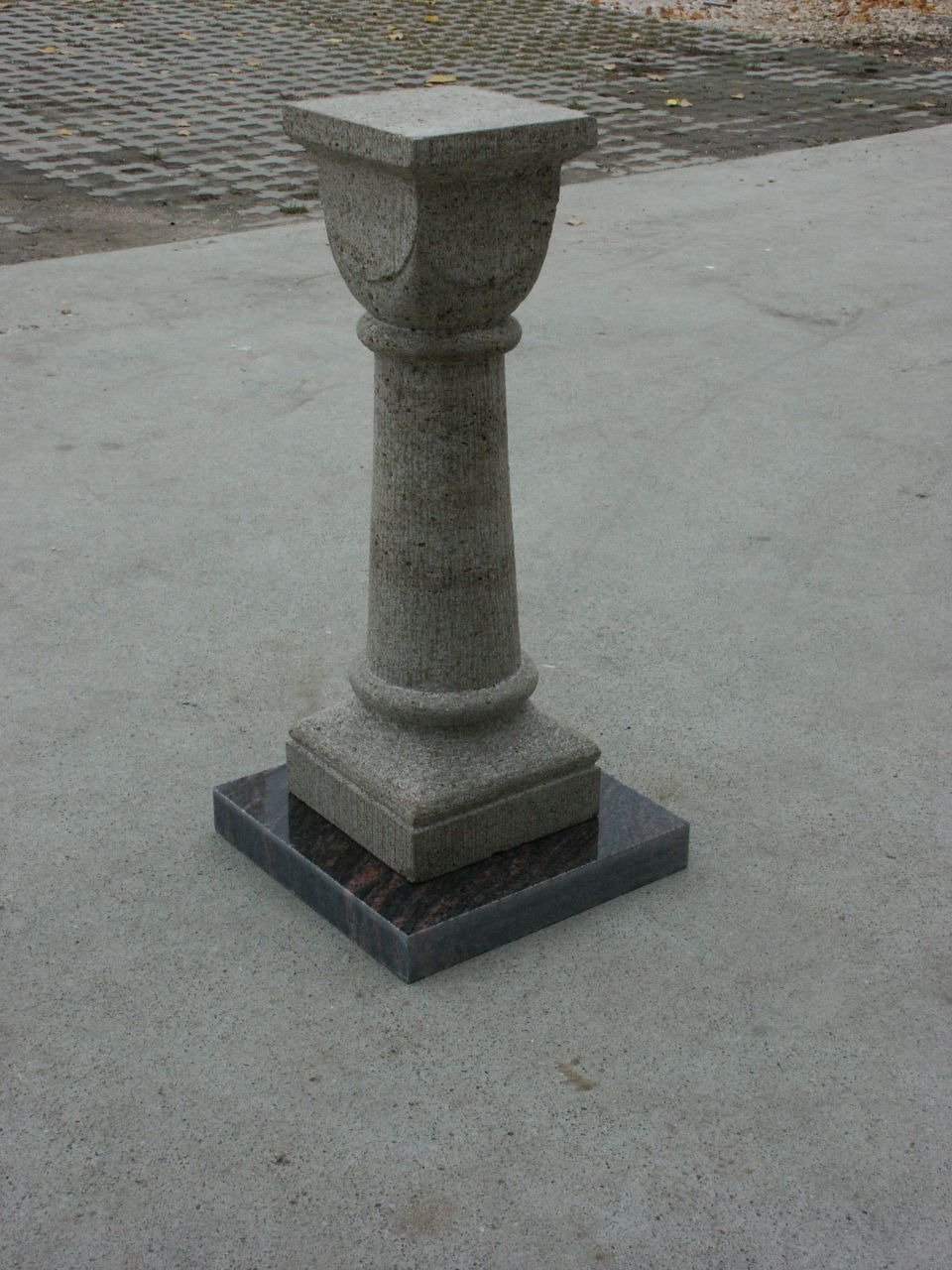 Mini - Säule mit Basis und Kapitel aus Muschelkalk.