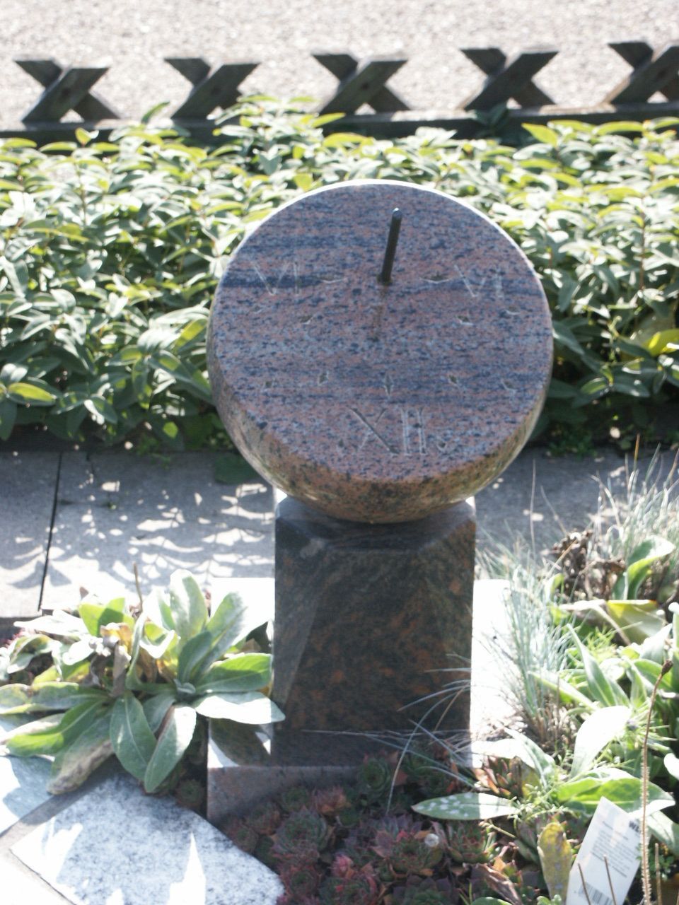 Sonnenuhr aus Granit, poliert.