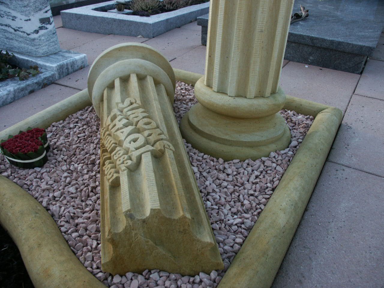 Sandseinsäulen mit Basis und Kapitel, handwerklich hergestellt.