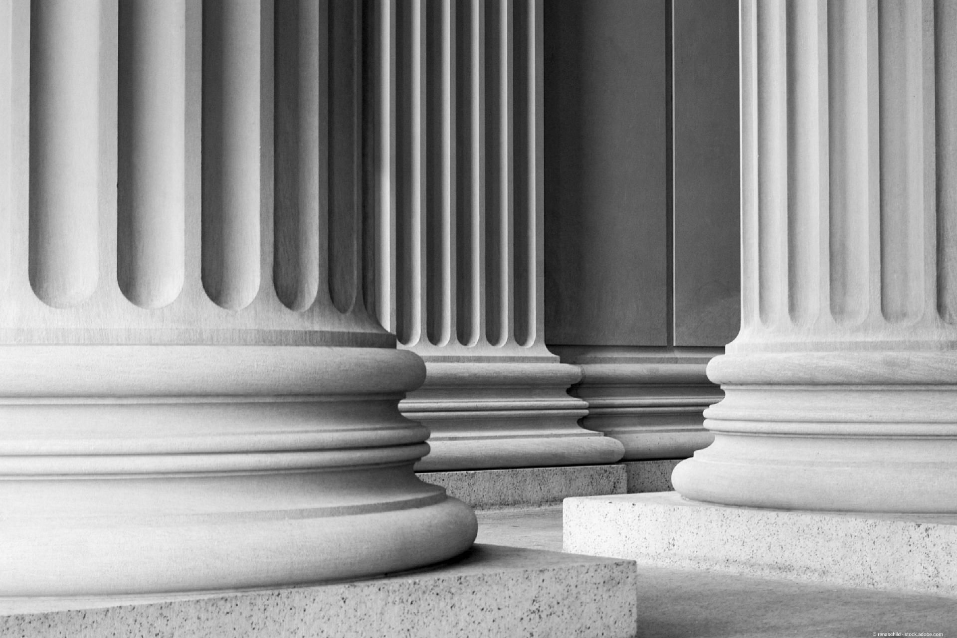 Foto | Säulen eines weißen, griechisch aussehenden Gebäudes